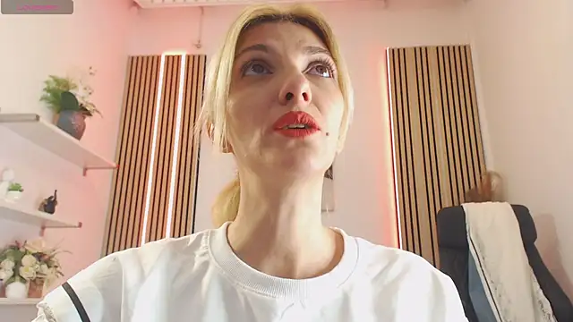 Snapshot of RileyLanna chatting on November 10, 4:33 am RileyLanna online show from November 10, 4:33 am