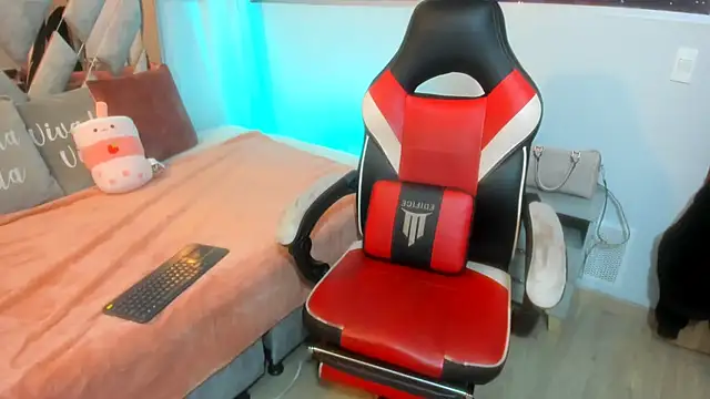 Snapshot of Kendall_Sophy chatting on December 16, 7:21 pm Kendall Sophy online show from December 16, 7:21 pm