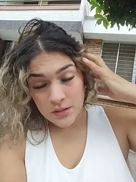 Sara smiiith211 online show from May 18, 10:26 pm