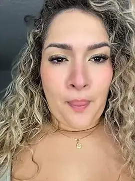 Sara smiiith211 online show from August 2, 11:36 pm