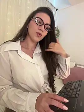 Amelia Rouse online show from June 20, 5:05 pm