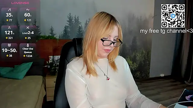 Snapshot of Stacy_Luv chatting on October 17, 1:09 am Stacy Luv online show from October 17, 1:09 am