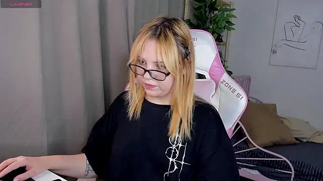 Snapshot of Stacy_Luv chatting on October 20, 1:17 am Stacy Luv online show from October 20, 1:17 am