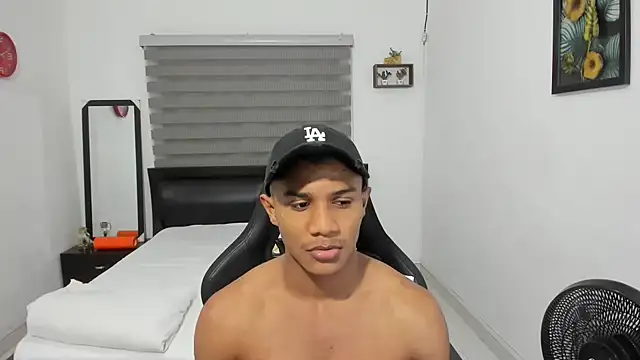 Snapshot of corzoethan chatting on November 16, 11:10 pm corzoethan online show from November 16, 11:10 pm