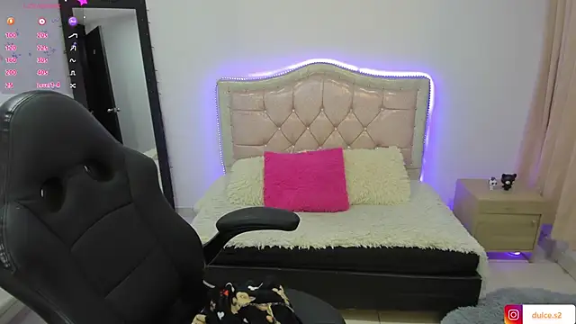 Snapshot of baby_love03 chatting on May 21, 1:34 am baby love03 online show from May 21, 1:34 am