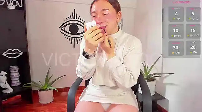 victoria qq online show from December 4, 2:15 pm