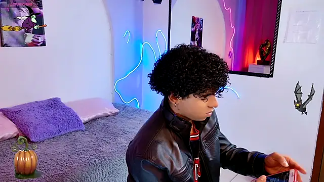 Noah Smith04 online show from October 25, 8:14 pm