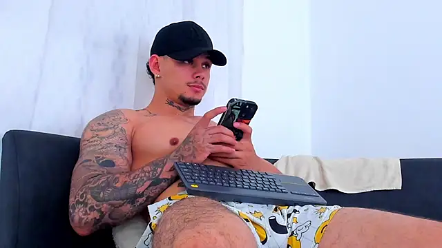 Snapshot of NoahhBrown chatting on November 7, 1:16 am NoahhBrown online show from November 7, 1:16 am