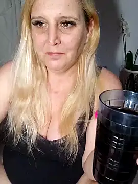 BecciDeluxe online show from March 15, 2:56 pm