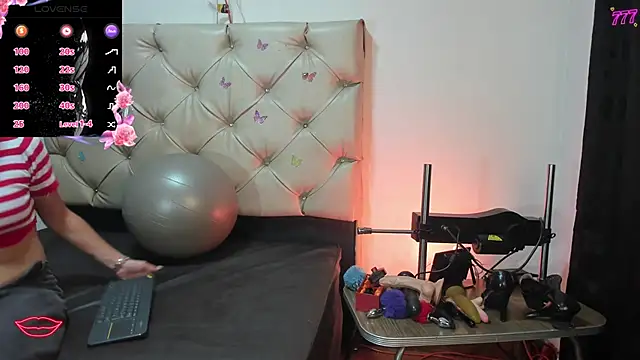 Snapshot of cleopatraa chatting on May 22, 10:04 pm cleopatraa online show from May 22, 10:04 pm