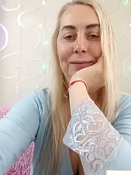 Snapshot of HotJanet chatting on January 13, 11:08 am HotJanet online show from January 13, 11:08 am