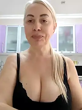 Snapshot of HotJanet chatting on February 2, 12:13 pm HotJanet online show from February 2, 12:13 pm