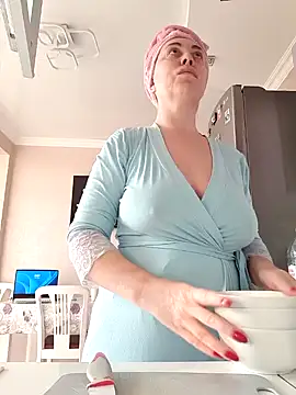 Snapshot of HotJanet chatting on February 13, 6:09 am HotJanet online show from February 13, 6:09 am