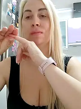 Snapshot of HotJanet chatting on March 17, 11:53 am HotJanet online show from March 17, 11:53 am