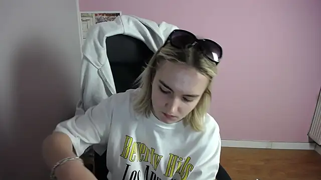 viktoria lovely online show from May 20, 6:19 am