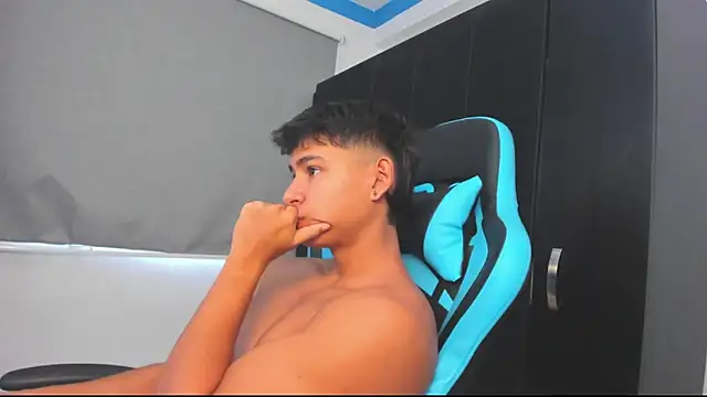 Snapshot of Bray_Kevin chatting on October 27, 4:44 pm Bray Kevin online show from October 27, 4:44 pm