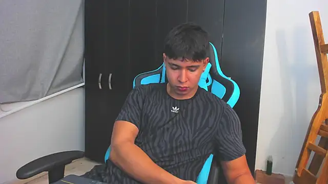 Snapshot of Bray_Kevin chatting on December 4, 3:49 am Bray Kevin online show from December 4, 3:49 am