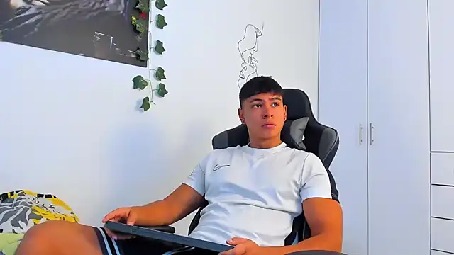 Snapshot of Bray_Kevin chatting on December 16, 6:13 pm Bray Kevin online show from December 16, 6:13 pm