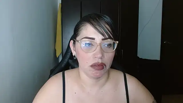 natashasmithe online show from February 6, 9:17 pm