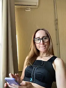 Snapshot of LauraDavis chatting on April 10, 2:00 pm LauraDavis online show from April 10, 2:00 pm