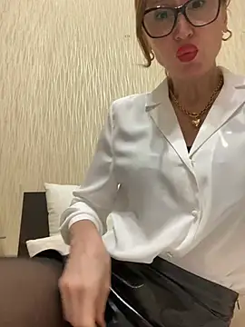 Snapshot of LauraDavis chatting on May 1, 8:24 pm LauraDavis online show from May 1, 8:24 pm