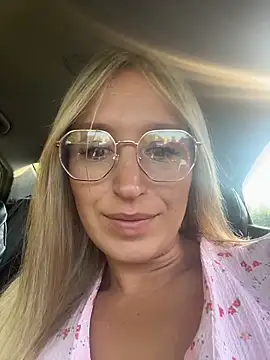 Snapshot of StasyWood chatting on June 17, 12:57 am StasyWood online show from June 17, 12:57 am