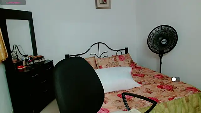 Snapshot of Lily_Benet1 chatting on May 28, 10:40 pm Lily Benet1 online show from May 28, 10:40 pm