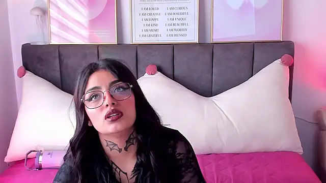 Snapshot of Hinataw33d01 chatting on February 9, 2:21 pm Hinataw33d01 online show from February 9, 2:21 pm