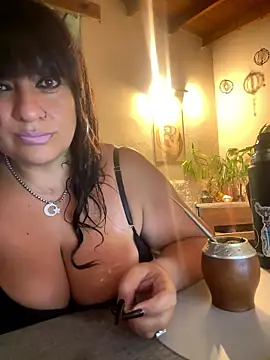 Snapshot of Sensualmente333 chatting on January 12, 12:43 pm Sensualmente333 online show from January 12, 12:43 pm