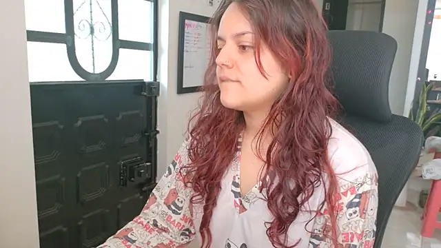 Snapshot of Scarletleon77 chatting on May 19, 2:12 pm Scarletleon77 online show from May 19, 2:12 pm