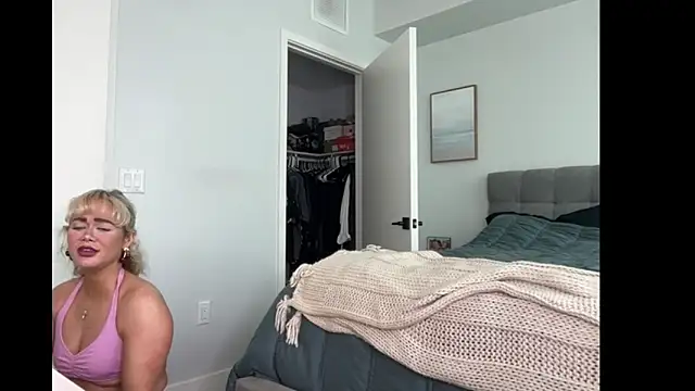 Snapshot of ElenaErickson chatting on October 22, 8:52 pm ElenaErickson online show from October 22, 8:52 pm