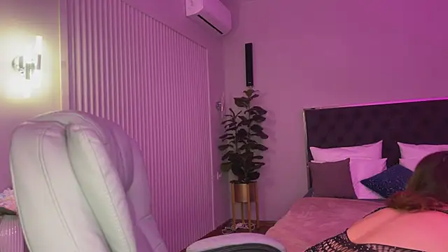 Snapshot of XtraHotX chatting on January 19, 1:10 am XtraHotX online show from January 19, 1:10 am