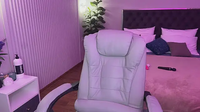 Snapshot of XtraHotX chatting on January 20, 7:15 am XtraHotX online show from January 20, 7:15 am