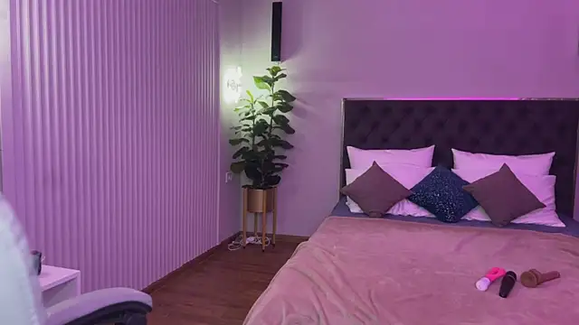 Snapshot of XtraHotX chatting on January 24, 1:13 am XtraHotX online show from January 24, 1:13 am