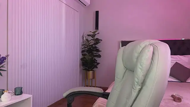 Snapshot of XtraHotX chatting on February 6, 7:13 am XtraHotX online show from February 6, 7:13 am