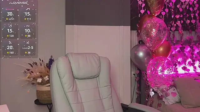 Snapshot of XtraHotX chatting on February 21, 1:11 am XtraHotX online show from February 21, 1:11 am