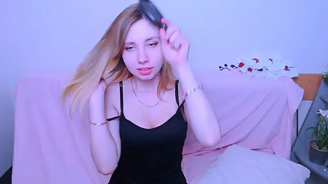Snapshot of AliceFire_ chatting on May 5, 11:29 am AliceFire online show from May 5, 11:29 am