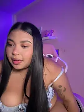 Snapshot of Emily_cooper20 chatting on July 28, 1:23 am Emily cooper20 online show from July 28, 1:23 am