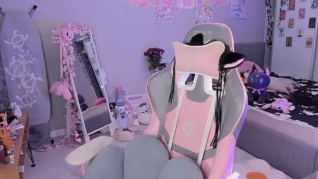 Snapshot of Aliceblush chatting on December 14, 2:42 pm Aliceblush online show from December 14, 2:42 pm