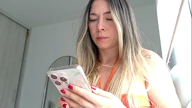 Snapshot of _arianalzate_ chatting on June 9, 5:35 pm arianalzate online show from June 9, 5:35 pm