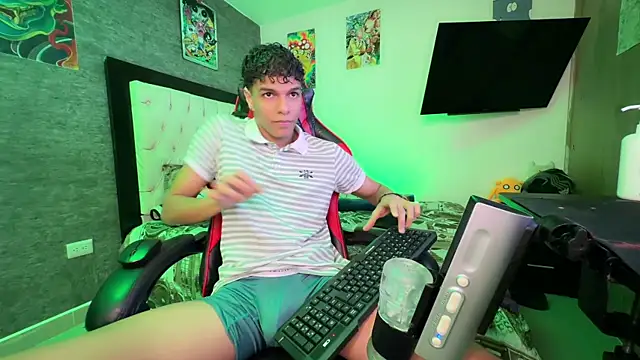 Snapshot of james_dreams_ chatting on June 12, 2:10 am james dreams online show from June 12, 2:10 am