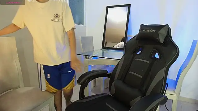 Snapshot of _nickconnor01 chatting on November 11, 3:06 am nickconnor01 online show from November 11, 3:06 am