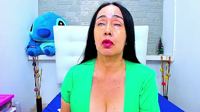 Snapshot of HorniestMilf chatting on October 5, 12:20 am HorniestMilf online show from October 5, 12:20 am