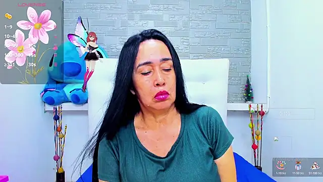 Snapshot of HorniestMilf chatting on November 2, 10:23 pm HorniestMilf online show from November 2, 10:23 pm