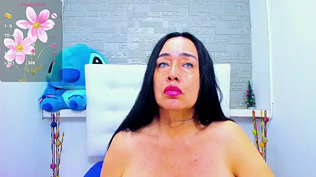 Snapshot of HorniestMilf chatting on November 6, 9:37 pm HorniestMilf online show from November 6, 9:37 pm