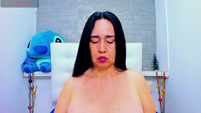 Snapshot of HorniestMilf chatting on November 12, 9:03 pm HorniestMilf online show from November 12, 9:03 pm