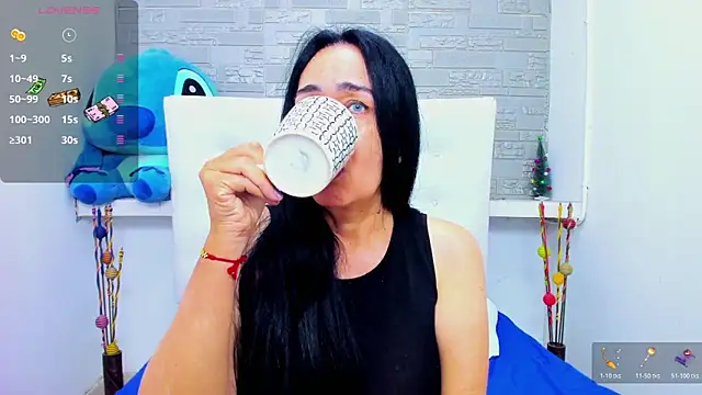 Snapshot of HorniestMilf chatting on November 14, 4:17 pm HorniestMilf online show from November 14, 4:17 pm