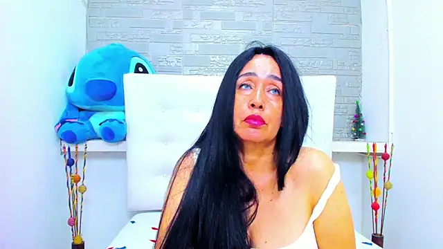 Snapshot of HorniestMilf chatting on December 21, 1:35 am HorniestMilf online show from December 21, 1:35 am