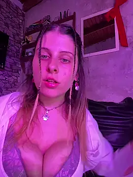 Snapshot of FlorBich chatting on May 19, 11:44 pm FlorBich online show from May 19, 11:44 pm