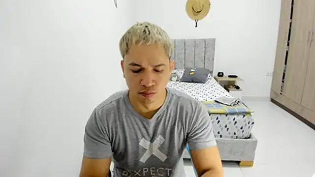 Snapshot of Valerioe chatting on May 28, 8:44 am Valerioe online show from May 28, 8:44 am